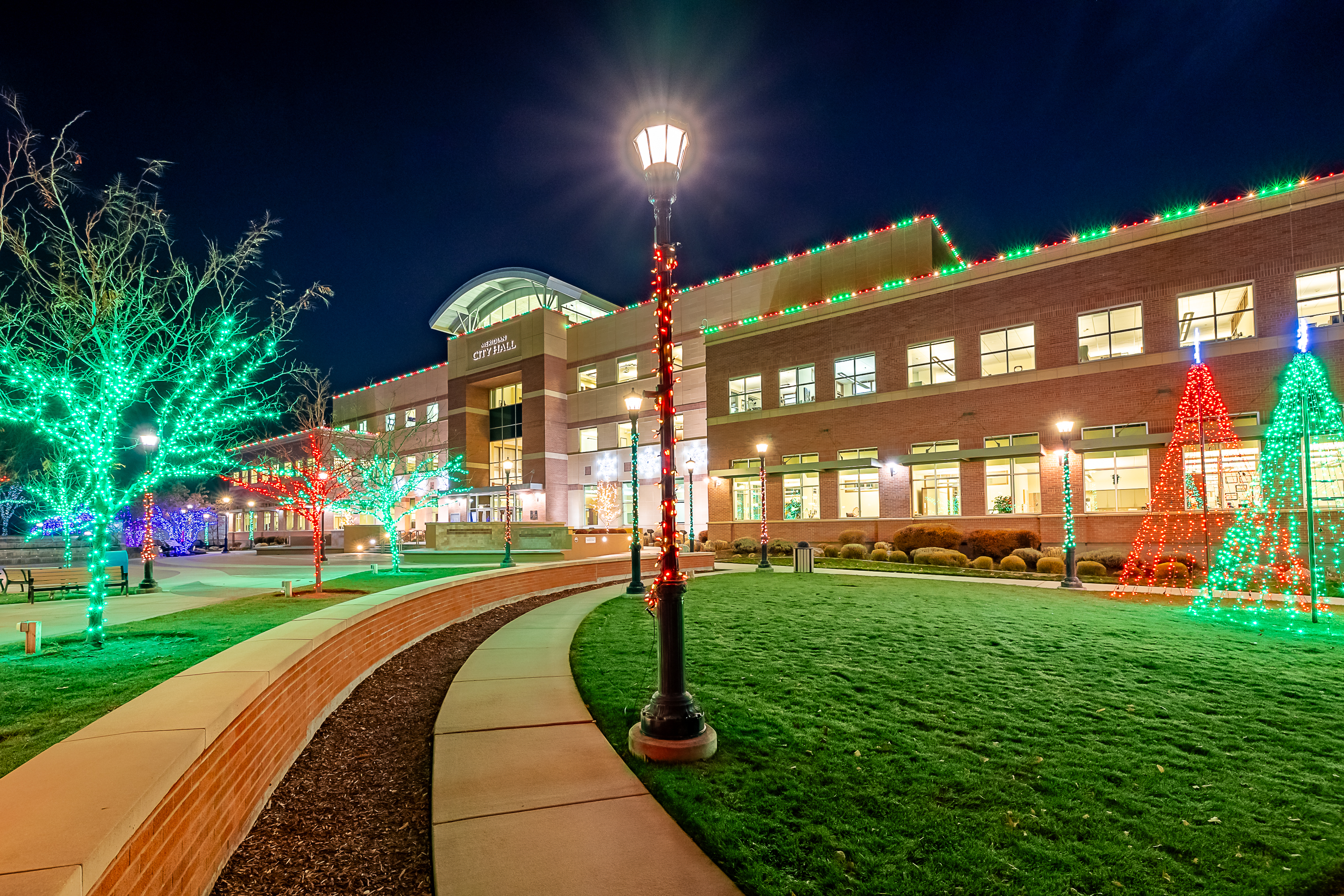 Picture of Meridian City Hall with Holiday lighting